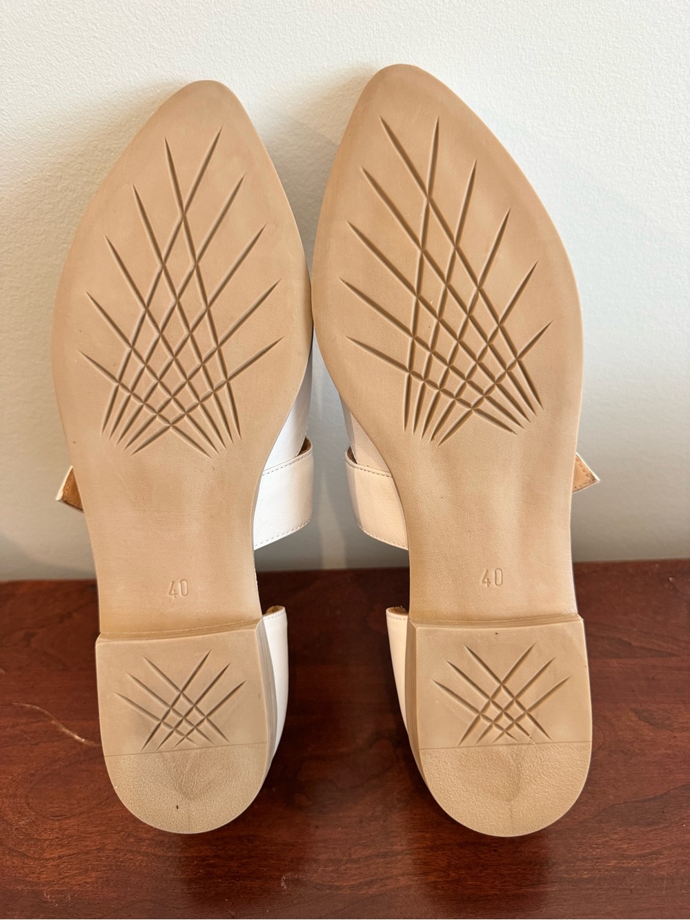 White leather flat shoes. - Picture 4 of 4